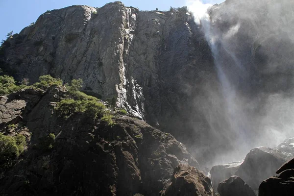 Tiro de ângulo largo de uma cachoeira que desce uma montanha durante o dia — Fotografia de Stock