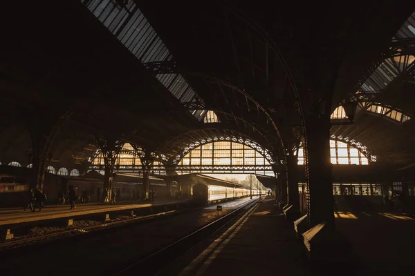 Gün batımında tren istasyonu — Stok fotoğraf