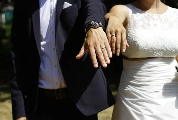 Наречений і наречений показують обручки свого шлюбу. — стокове фото