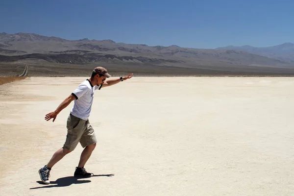 Brett vinkel skott av en man i Death Valley National Park i USA — Stockfoto