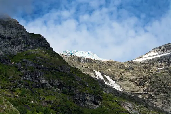Prachtig landschap van hoge rotsachtige bergen onder adembenemende wolken in Noorwegen — Stockfoto