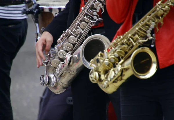 Spela musik på trumpeter under dagtid — Stockfoto