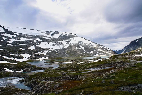 Paisaje relajante de la hermosa Atlanterhavsveien - Atlantic Ocean Road, Noruega. — Foto de Stock