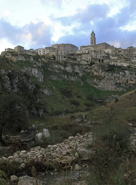 Vertikální záběr parku Rupestrian kostelů Matera v Itálii — Stock fotografie