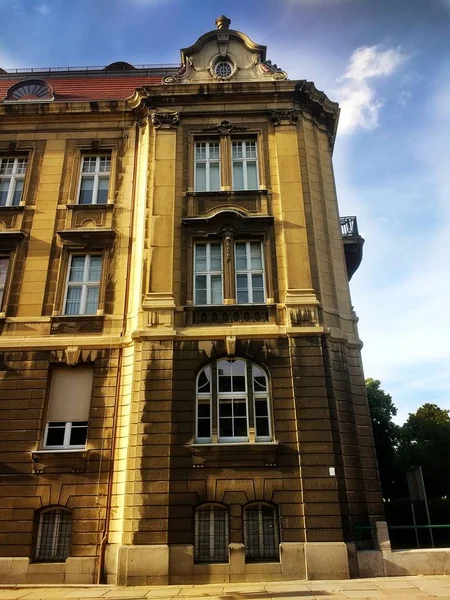 ポーランドのシュチェチンにある美しい歴史的建造物の低角度ショット — ストック写真