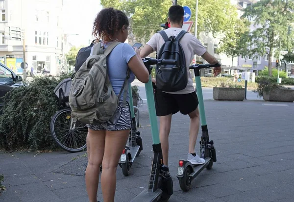 Dsseldorf Alemania 2019 2019 Dsseldorf Alemania Jóvenes Scooters Centro Ciudad —  Fotos de Stock