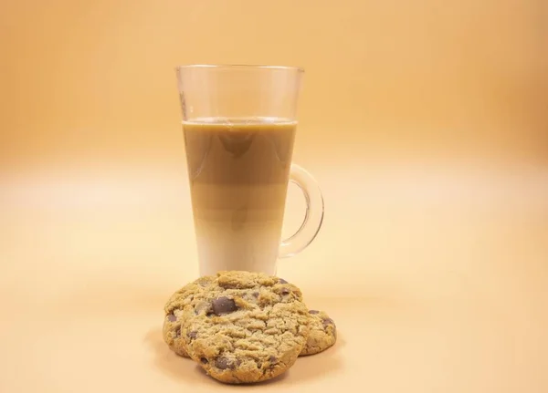 Una Toma Estudio Tres Capas Bebida Galletas Chispas Chocolate Fondo — Foto de Stock