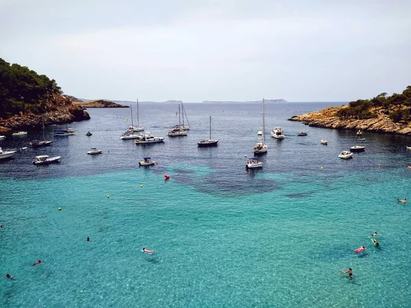 Eine Luftaufnahme Vom Strand Der Nähe Von Ibiza Voller Boote — Stockfoto