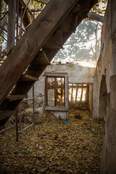 Vertical Shot Ruins Building Ladder — Stock Photo, Image