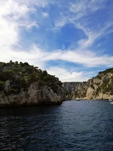 Macizo de Calanques rodeado por el mar bajo la luz del sol en Marsella en Francia — Foto de Stock