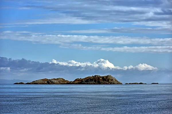 Vista panorámica de una pequeña isla con cielo azul — Foto de Stock