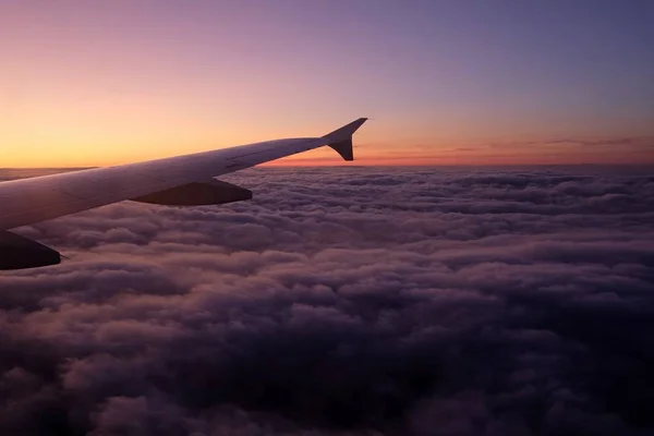 Asa de avião e um belo pôr do sol-um fundo fresco — Fotografia de Stock