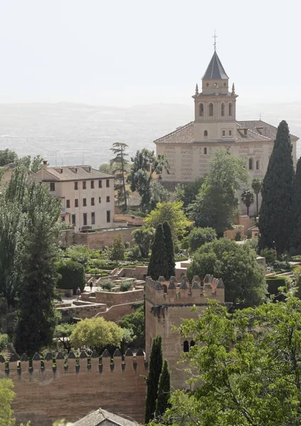 Fotografía vertical del Palacio de la Alhambra en Granada, España rodeada de árboles —  Fotos de Stock