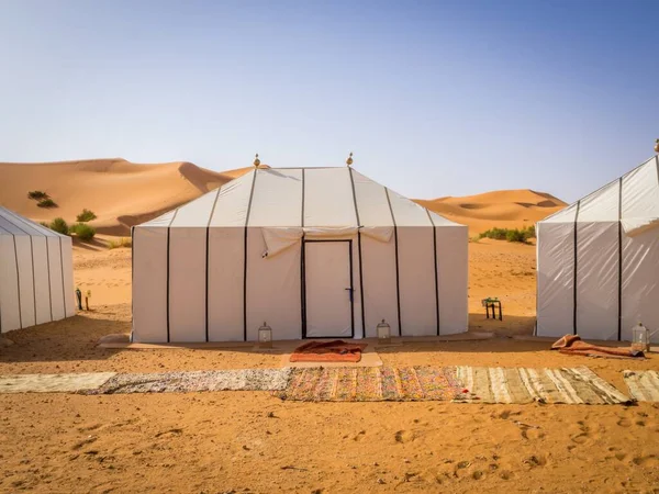 White Berber tents in the Sahara Desert, Morocco with carpets on the sandy ground — Stock Photo, Image