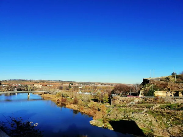 Gyönyörű kép egy táj és egy folyó Toledóban, Spanyolországban — Stock Fotó