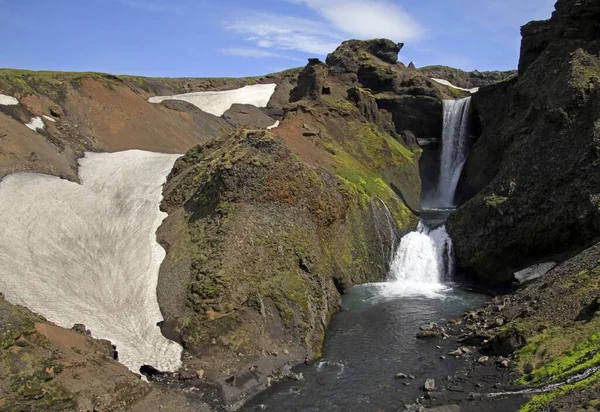 Wide angle shot of a waterfall in Iceland during daytime — Stock Photo, Image