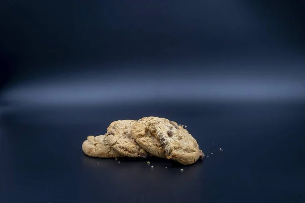 Primer Plano Estudio Galletas Chispas Chocolate Con Fondo Azul Oscuro — Foto de Stock