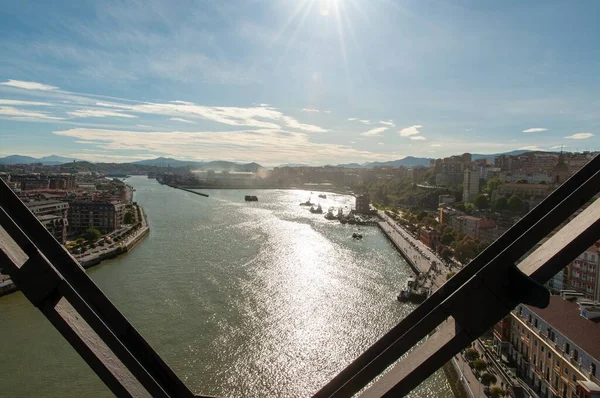 Vista de uma ponte de transporte rodeada pelo rio e edifícios em Portugal em Espanha — Fotografia de Stock