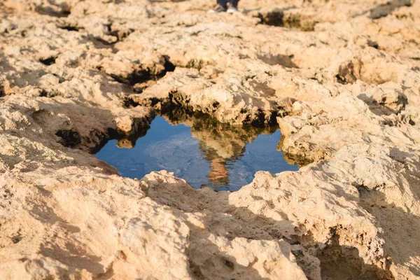 Een Hoge Hoek Opname Van Een Watermassa Omringd Door Kliffen — Stockfoto