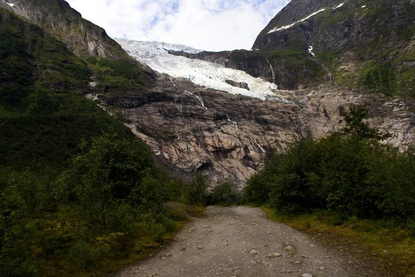 Norveç 'te nefes kesen Norveç doğası ile muhteşem bir dağ manzarası — Stok fotoğraf