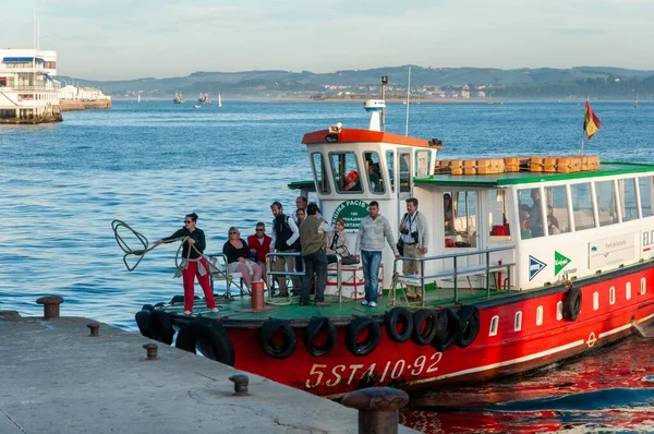 Portugalete Spanien Okt 2009 Ett Fartyg Med Människor Det Havet — Stockfoto