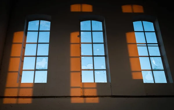 Piękne Ujęcie Ogromnych Okien Budynku Promieniami Słońca Odbijającymi Się Ścianie — Zdjęcie stockowe
