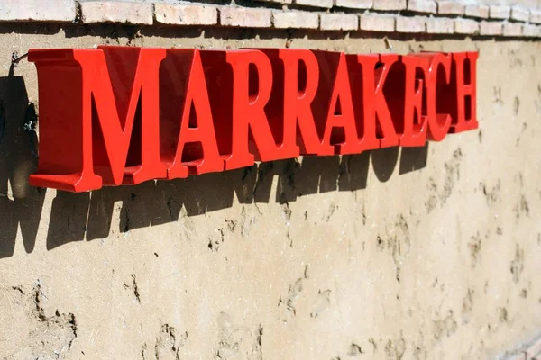 Primer plano de las letras de la palabra Marrakech adjunta a una pared — Foto de Stock