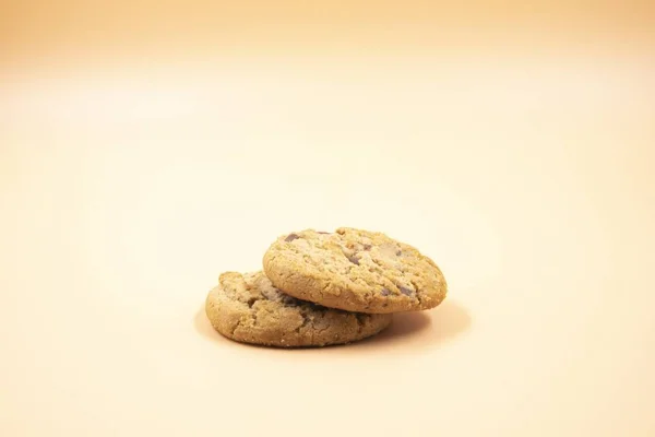 Vysokoúhlý Studiový Záběr Dvou Čokoládových Sušenek — Stock fotografie