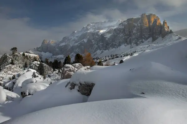 Paysage magnifique de hautes falaises rocheuses recouvertes de neige sous un ciel nuageux dans les Dolomites — Photo