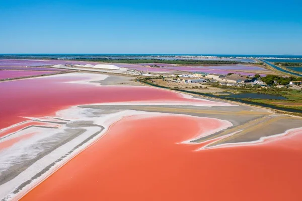 프랑스의 카마 르 케에 있는 여러 가지 색깔의 소금 호수들의 광각 사진 — 스톡 사진