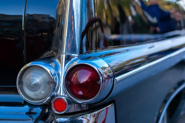 Közelről rálőttek egy antik ezüst autó fényszóróira. — Stock Fotó
