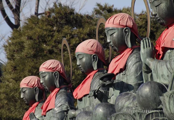 Широкий кутовий знімок статуй поруч один з одним в рожевих шапках — стокове фото