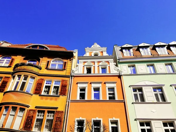 Tiro Edifícios Coloridos Alinhados Jelenia Gra Polônia — Fotografia de Stock