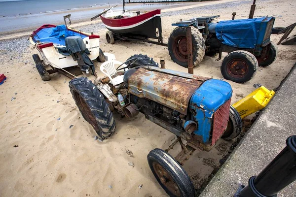 Tractores con barcos en la playa de Cromer, North Norfolk, Reino Unido. — Foto de Stock