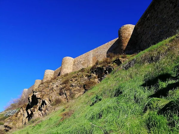 Tiro Vista Inferior Das Paredes Das Torres Castelo Colina Toledo — Fotografia de Stock