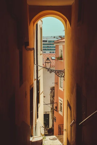 Вертикальний знімок району з барвистими будинками в Лісабоні. — стокове фото
