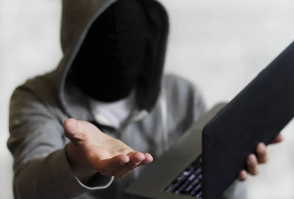 Een Mysterieuze Man Die Een Laptop Vasthoudt Met Zijn Hand — Stockfoto
