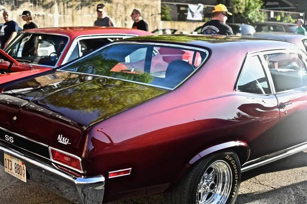 Downers Grove 2019年6月7日 クールな赤い車Downers Grove Car Show 金曜夜のライト — ストック写真