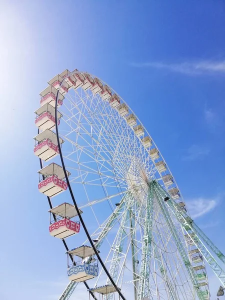 Low angle vertical of a Ferris Wheel under the sunlight and a blue sky in Avignon in France — Stock Photo, Image