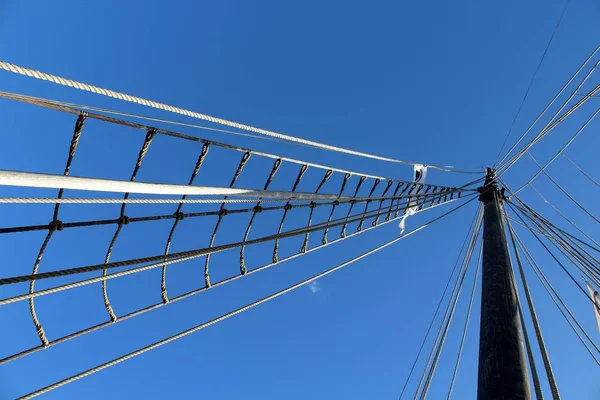 Alacsony szögű felvétel a vitorla egy részét a hajó rúd és kötelek egy hűvös napon — Stock Fotó