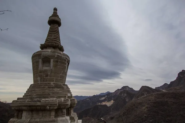 Abandonada pagoda china en una colina en beijing, china. —  Fotos de Stock