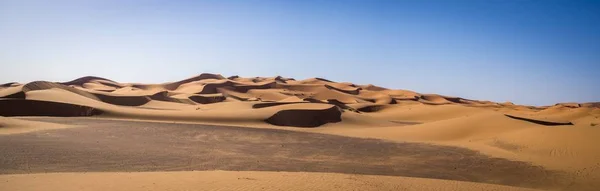 Foto panorámica de las dunas de Erg Chebbi, el desierto del Sahara, Merzouga, Marruecos — Foto de Stock