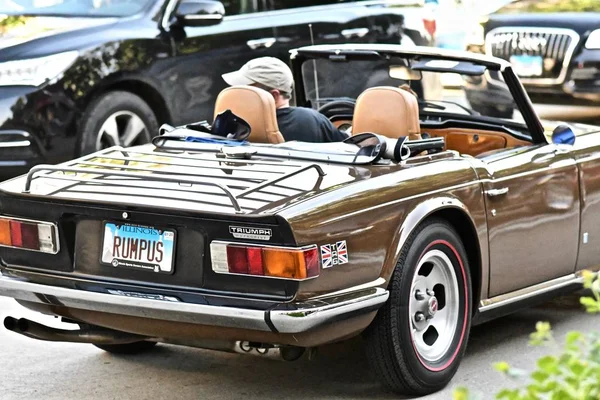 2019年6月7日 一名男子驾驶一辆背景模糊的闪亮古董车 — 图库照片