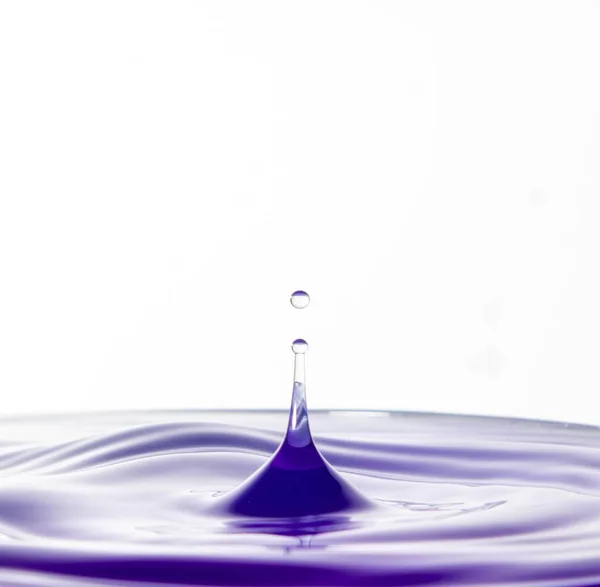 Water drop effect in purple color tone  in white background — Stock Photo, Image