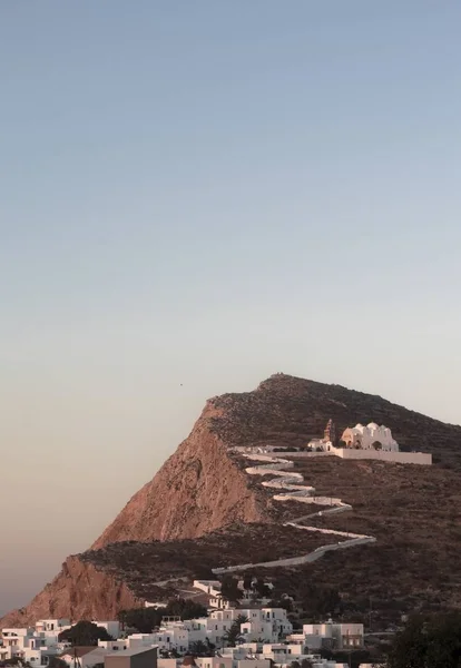 Iglesia principal situada en una empinada ladera sobre la ciudad de la isla de Folegandros. —  Fotos de Stock