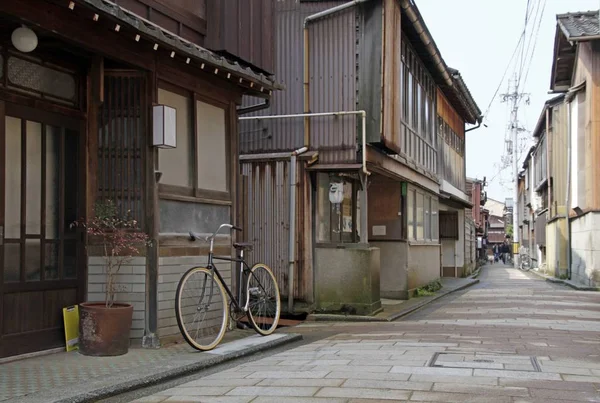 Широкоугольный снимок велосипеда рядом с несколькими зданиями в городе — стоковое фото