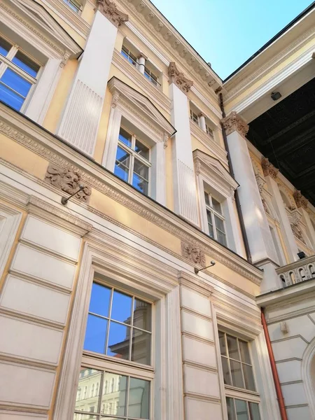 ポーランドのワルシャワにある白い建物の垂直ショット — ストック写真