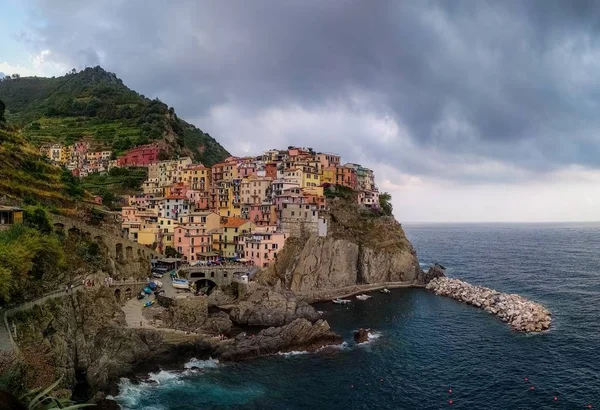 Beautiful view of manarola village in cinque terre italy with a gloomy sky in the background — Stock fotografie