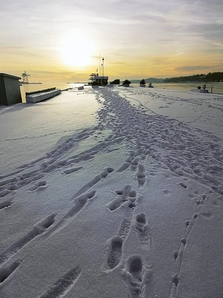 Skigebied bedekt met sneeuw tijdens de zonsondergang in Larvik in Noorwegen — Stockfoto