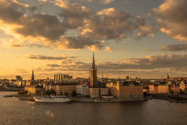 在瑞典斯德哥尔摩，下午晚些时候的太阳在阴云密布的天空下拍摄的全景照片 — 图库照片